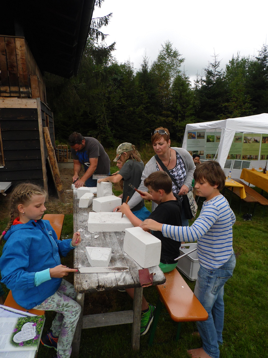 Die Kinder stellen aus Speckstein Kreatives her....